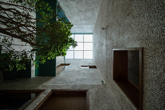 Ng&ocirc;i nh&agrave; cũng sở hữu thiết kế giếng trời c&oacute; thể đ&oacute;n gi&oacute; v&agrave; th&ocirc;ng s&aacute;ng tự nhi&ecirc;n.