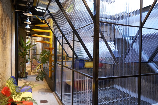 Ng&ocirc;i nh&agrave; l&agrave; một di sản kiến tr&uacute;c với nền gạch xi măng kẻ &ocirc; vu&ocirc;ng c&oacute; điều h&ograve;a tốt, m&aacute;i ph&iacute;a trước liền mạch v&agrave; giếng trời ở s&acirc;n trong.&nbsp;