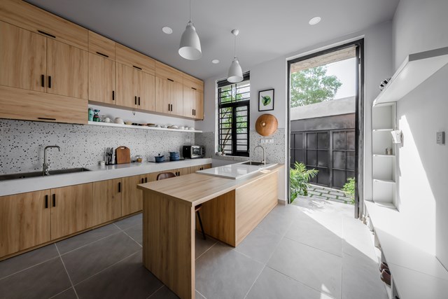 Coi tổ ấm l&agrave; nơi thư gi&atilde;n v&agrave; tụ họp ri&ecirc;ng tư, kh&ocirc;ng phải nơi tiếp kh&aacute;ch n&ecirc;n gia chủ lựa chọn đặt kh&ocirc;ng gian bếp l&agrave;m vị tr&iacute; trung t&acirc;m của căn nh&agrave;.