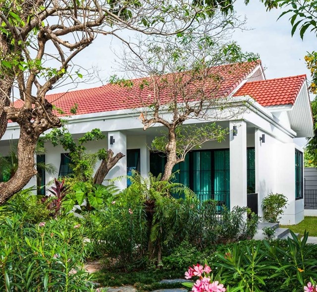 Vườn c&acirc;y xanh c&ograve;n gi&uacute;p gia chủ c&oacute; cảm gi&aacute;c b&igrave;nh y&ecirc;n, nhẹ nh&agrave;ng.   Căn bếp l&agrave; nơi được chủ nh&acirc;n ch&uacute; t&acirc;m nhất đầy sự tinh tế v&agrave; hiện đại.