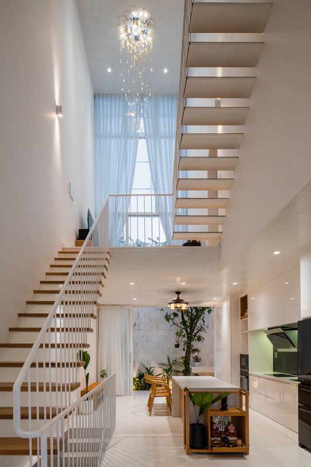 Ng&ocirc;i nh&agrave; sở hữu kh&ocirc;ng gian mở với những khoảng th&ocirc;ng tầng rộng. Kh&ocirc;ng gian n&agrave;y chiếm khoảng 20% tổng diện t&iacute;ch c&oacute; chức năng kết nối v&agrave; khu vực trong nh&agrave;.