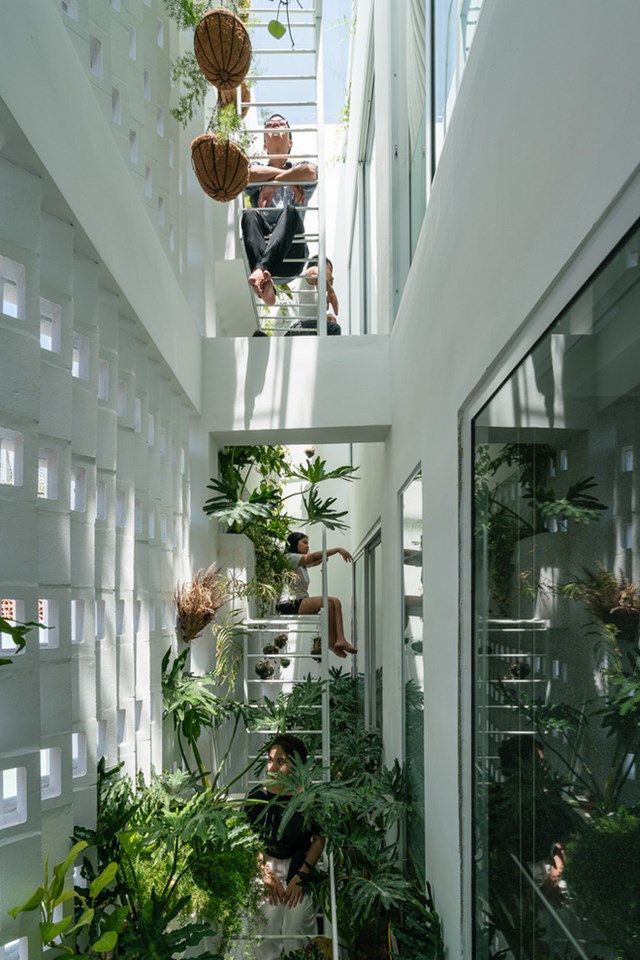 Hệ thống n&agrave;y kết hợp với giếng trời v&agrave; cửa k&iacute;nh ở mặt tiền đ&atilde; xử l&yacute; được vấn đề thiếu s&aacute;ng, đảm bảo sự ph&acirc;n bố &aacute;nh s&aacute;ng tự nhi&ecirc;n v&agrave;o c&aacute;c khu vực trong nh&agrave;.