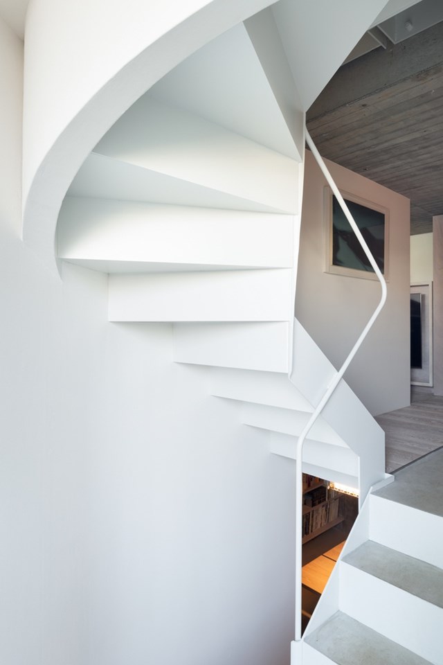 Cầu thang được thiết kế gọn, kết nối xuy&ecirc;n suốt cả 4 tầng kh&ocirc;ng gian.