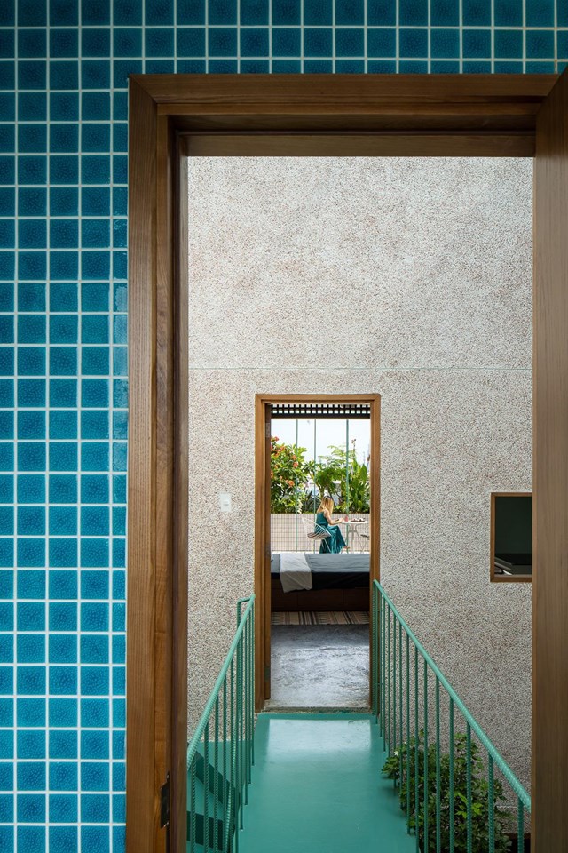 C&ocirc;ng tr&igrave;nh nhận nắng hướng T&acirc;y n&ecirc;n khu chức năng phụ trong mỗi căn hộ sẽ đẩy ra ngo&agrave;i. Ngo&agrave;i ra thiết kế lọc nắng cho ng&ocirc;i nh&agrave; bao gồm ba lớp: ban c&ocirc;ng, c&acirc;y xanh v&agrave; r&egrave;m cửa.