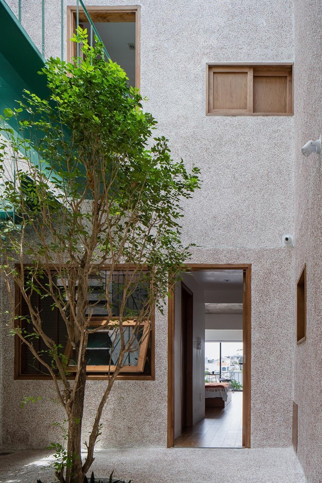 Tầng trệt của ng&ocirc;i nh&agrave; d&agrave;nh cho mục đ&iacute;ch cho thu&ecirc;, c&ograve;n c&aacute;c tầng tr&ecirc;n l&agrave; kh&ocirc;ng gian sống của gia chủ.