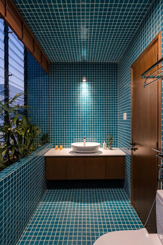 Thiết kế ốp gạch mosaic cũng được sử dụng cho nh&agrave; vệ sinh kết hợp với c&acirc;y xanh tạo cảm gi&aacute;c rộng r&atilde;i, tho&aacute;ng m&aacute;t.