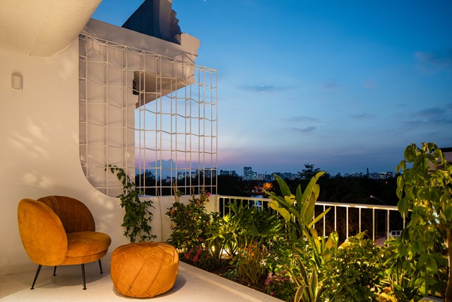 Không gian sân thượng với khu vườn nhỏ xinh là nơi thư giãn của các thành viên trong gia đình.