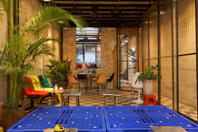 Kh&ocirc;ng gian kiến tr&uacute;c nằm ở tầng tr&ecirc;n của một ng&ocirc;i nh&agrave; 2 tầng cổ thời thuộc địa tại đường Nguyễn C&ocirc;ng Trứ - một trong những đường phố l&acirc;u đời nhất của S&agrave;i G&ograve;n xưa, nơi tập trung nhiều c&ocirc;ng ty t&agrave;i ch&iacute;nh, được mệnh danh l&agrave; 