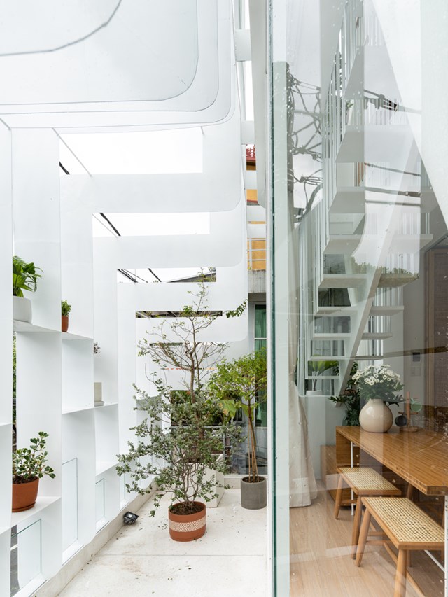 Thiết kế xanh được kh&eacute;o l&eacute;o bố tr&iacute; trong ng&ocirc;i nh&agrave; từ hệ lam đến ban c&ocirc;ng v&agrave; s&acirc;n thượng. Sự xuất hiện của c&acirc;y xanh tạo kh&ocirc;ng gian gần gũi thi&ecirc;n nhi&ecirc;n v&agrave; tho&aacute;ng đ&atilde;ng hơn cho gia chủ.