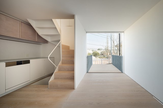 Điểm nhấn của ng&ocirc;i nh&agrave; l&agrave; một kh&ocirc;ng gian ban c&ocirc;ng đua d&agrave;i về hướng đ&ocirc;ng, gi&uacute;p hấp thụ tối đa &aacute;nh s&aacute;ng tự nhi&ecirc;n.