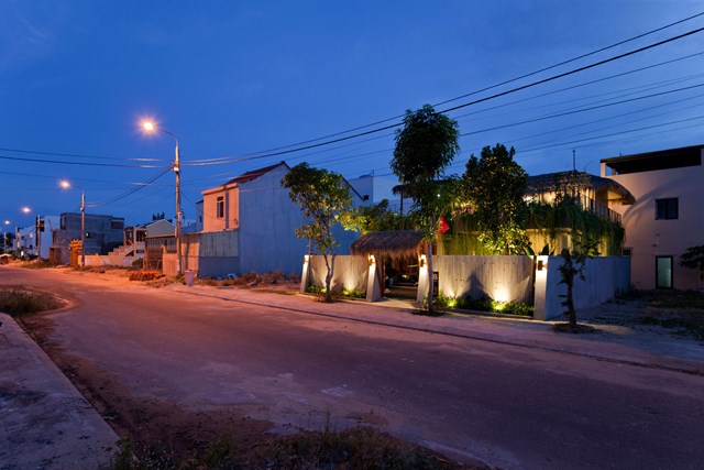 Hệ thống &aacute;nh s&aacute;ng được bố tr&iacute; hợp l&yacute; gi&uacute;p nh&agrave; SKB c&agrave;ng nổi bật hơn v&agrave;o ban đ&ecirc;m.