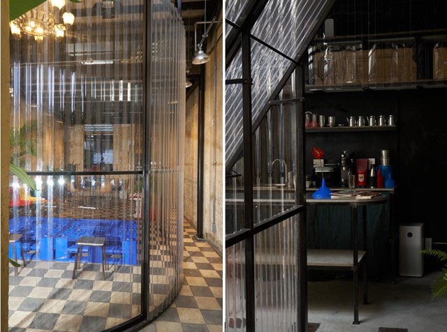 Bảng m&agrave;u cuộc sống đường phố cổ điển l&agrave; nguồn cảm hứng ch&iacute;nh cho những chiếc ghế nhựa d&agrave;i m&agrave;u xanh lam, đồ nội thất bằng gỗ t&aacute;i chế cũng như những t&aacute;c phẩm ho&agrave;i cổ tr&ecirc;n nền tường thạch cao.