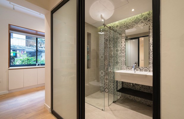 Ph&ograve;ng vệ sinh được thiết kế tối giản, vật liệu trang tr&iacute; đồng bộ với ph&ograve;ng bếp