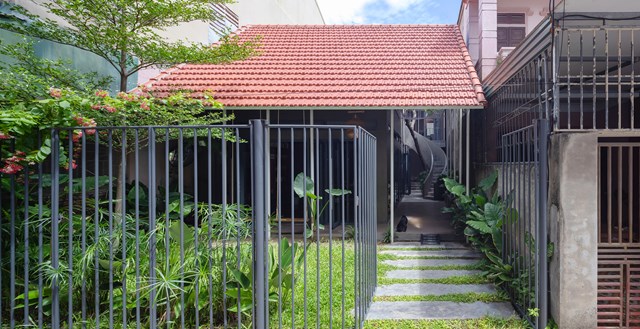 Cấu tr&uacute;c của nh&agrave; vườn Coong được thiết kế tối giản, bao quanh bởi 3 khu s&acirc;n ch&iacute;nh: s&acirc;n trước, s&acirc;n giữa v&agrave; s&acirc;n m&aacute;i. Phần m&aacute;i ng&oacute;i đỏ truyền thống v&agrave; dốc hai chiều gi&uacute;p tạo bẫy gi&oacute; khiến căn nh&agrave; lu&ocirc;n m&aacute;t mẻ, tầm nh&igrave;n kh&ocirc;ng gian cũng được mở rộng.