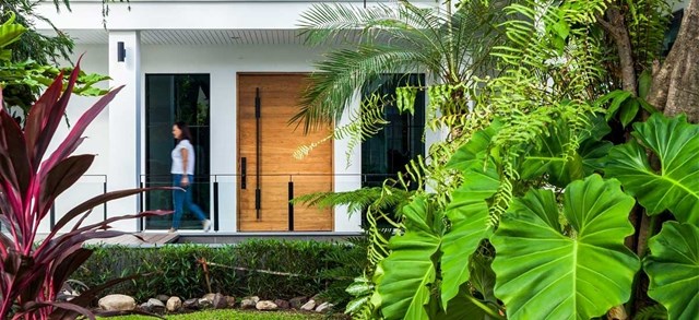 Nh&igrave;n từ b&ecirc;n ngo&agrave;i ng&ocirc;i nh&agrave; đ&atilde; rất thu h&uacute;t, hấp dẫn bởi m&agrave;u xanh tự nhi&ecirc;n.