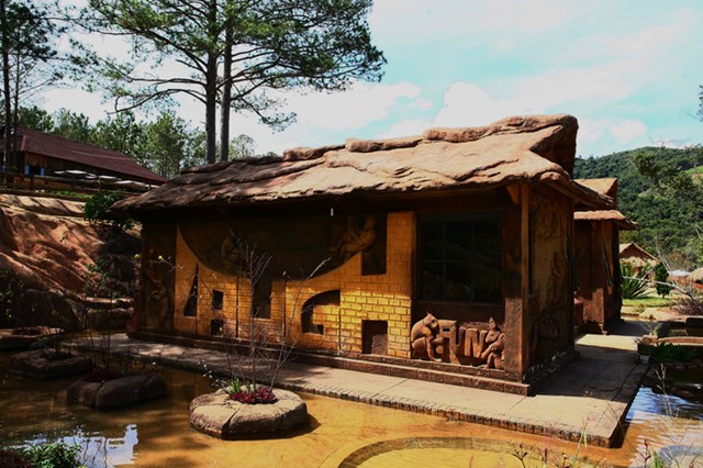 Ngôi nhà đất đỏ bazan độc đáo nhất Việt Nam - Ảnh 2