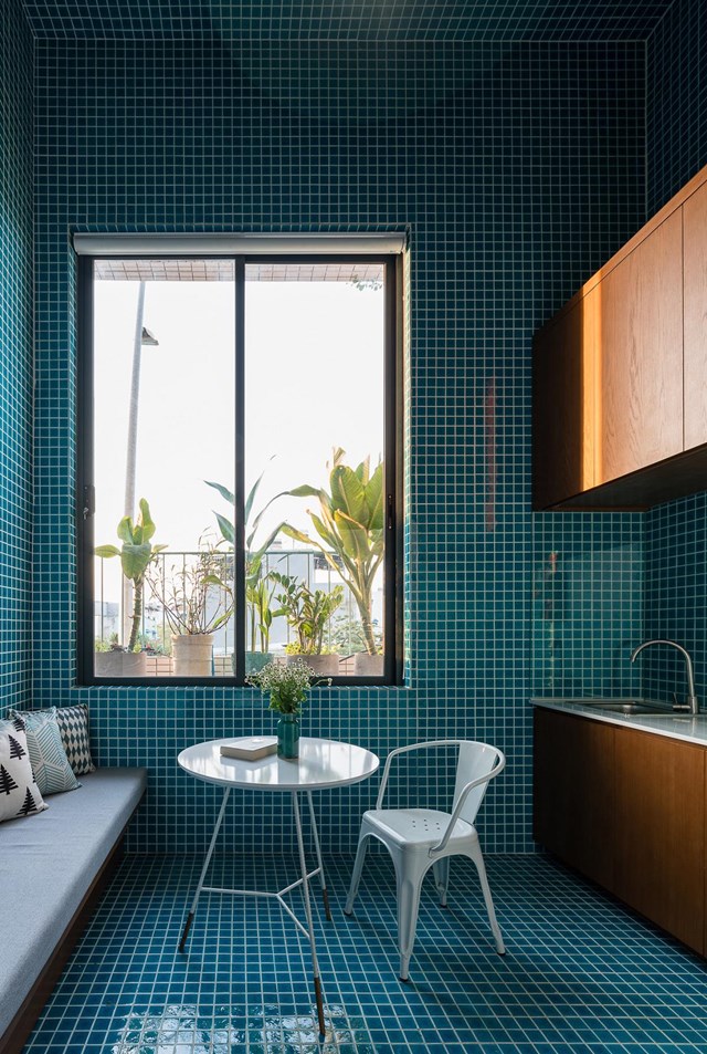 V&igrave; khu bếp nằm ở hướng T&acirc;y n&ecirc;n thiết kế ốp gạch mosaic xanh da trời từ s&agrave;n, tường đến trần nh&agrave; c&oacute; chức năng l&agrave;m dịu nắng v&agrave; tạo kh&ocirc;ng gian tối giản, sạch sẽ.