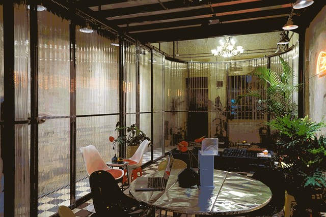 Bảng màu cuộc sống đường phố cổ điển trong ngôi nhà ở 'phố Wall Sài Gòn' - Ảnh 3