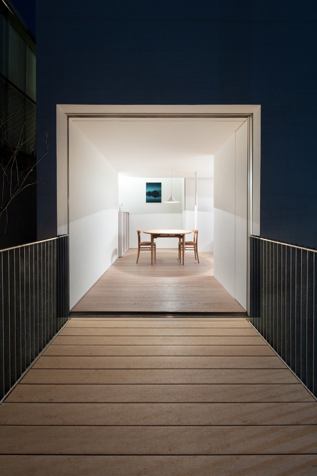 Mặc d&ugrave; lựa chọn gam m&agrave;u trắng v&agrave; phong c&aacute;ch tối giản, ng&ocirc;i nh&agrave; vẫn kh&ocirc;ng tạo cảm gi&aacute;c lạnh về đ&ecirc;m.