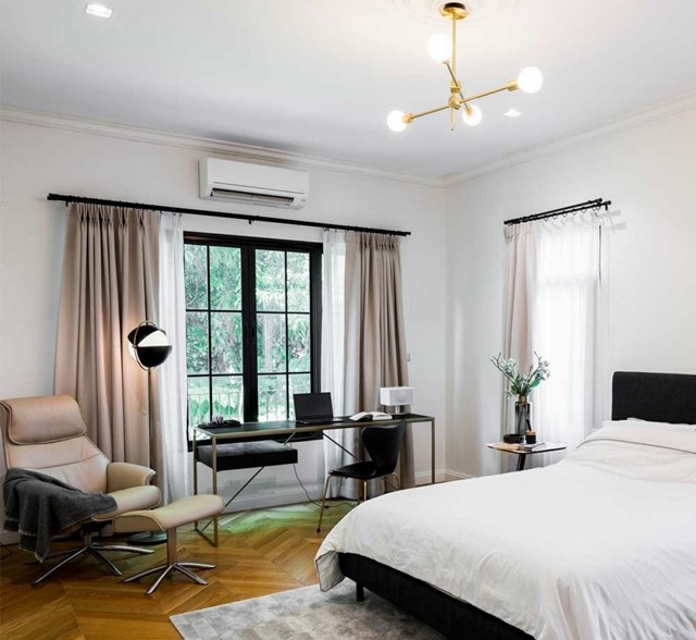 Ph&ograve;ng ngủ lấy m&agrave;u trắng l&agrave;m t&ocirc;ng chủ đạo kết hợp s&agrave;n gỗ tạo cảm gi&aacute;c nhẹ nh&agrave;ng, thư th&aacute;i. Đặc biệt thiết kế kh&ocirc;ng gian l&agrave;m việc ngay b&ecirc;n trong.