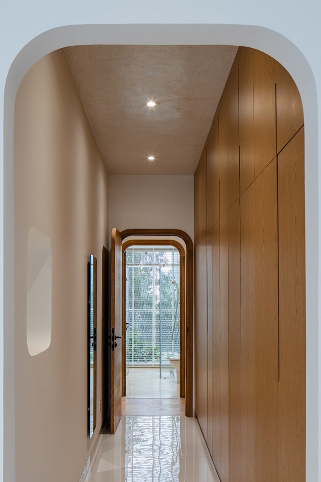 Thiết kế đường cong đ&atilde; được &aacute;p dụng tạo ra sự li&ecirc;n kết cũng như t&iacute;nh li&ecirc;n tục giữa s&agrave;n - tường - trần đem đến cảm gi&aacute;c bồng bềnh, gợn s&oacute;ng khi phối cảnh trong nh&agrave;.