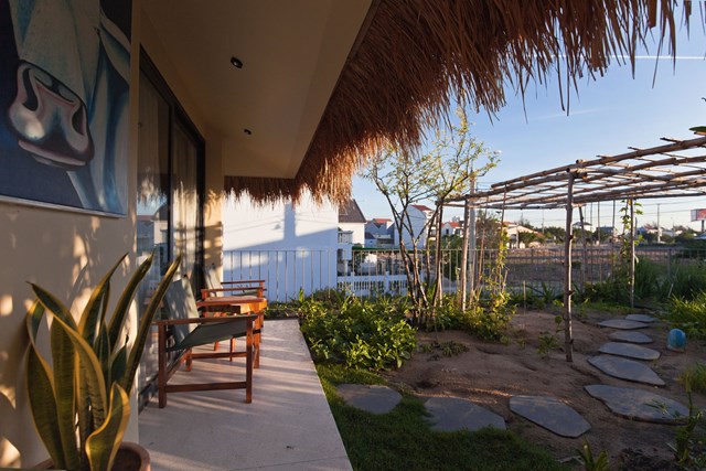 Lối đi ra khu vườn ở tầng 2.