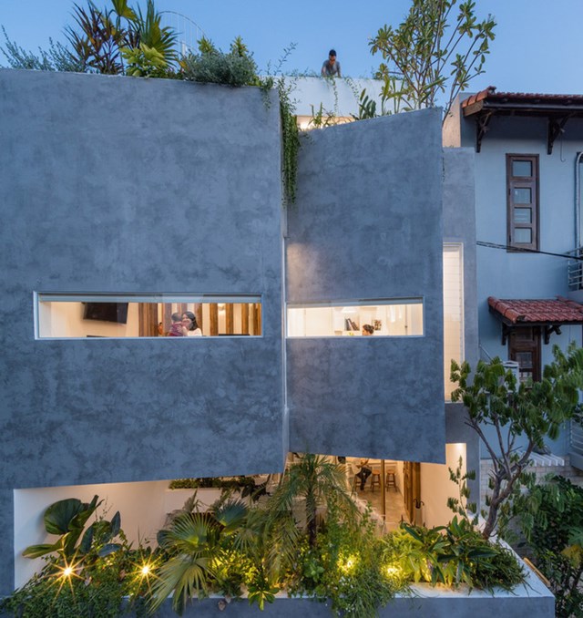 Mặt tiền của ng&ocirc;i nh&agrave; đ&atilde; bố tr&iacute; bức tường với nhiều nếp gấp kết hợp với &ocirc; cửa k&iacute;nh nhằm cản nắng, mưa v&agrave; giữ luồng kh&ocirc;ng kh&iacute; th&ocirc;ng suốt.