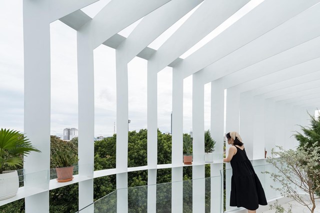 Mặc ở vị tr&iacute; trung t&acirc;m đ&ocirc;ng đ&uacute;c, nhộn nhịp, ng&ocirc;i nh&agrave; Tiam vẫn c&oacute; khoảng kh&ocirc;ng gian tho&aacute;ng m&aacute;t, thoải m&aacute;i để c&aacute;c th&agrave;nh vi&ecirc;n trong gia đ&igrave;nh c&oacute; thể thư gi&atilde;n.