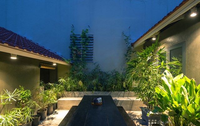 S&acirc;n m&aacute;i của ng&ocirc;i nh&agrave; c&oacute; b&agrave;n gỗ để chủ nh&acirc;n ng&ocirc;i nh&agrave; c&oacute; những ph&uacute;t thư gi&atilde;n, nghỉ ngơi v&agrave; tận hưởng kh&ocirc;ng gian sống thanh b&igrave;nh được bao phủ bởi c&acirc;y xanh.