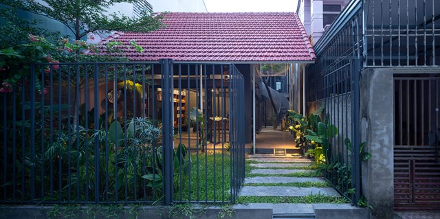 Nh&agrave; vườn Coong được x&acirc;y dựng theo tư duy kh&aacute;c biệt, thay v&igrave; bao quanh bởi 4 bức tường ki&ecirc;n cố, kiến tr&uacute;c sư thiết kế ng&ocirc;i nh&agrave; đan xen với c&aacute;c mảng xanh của thi&ecirc;n nhi&ecirc;n