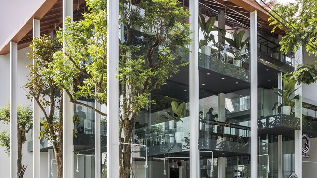 Qu&aacute;n c&agrave; ph&ecirc; khiến kh&aacute;ch h&agrave;ng th&iacute;ch th&uacute; bởi sự thay đổi cao độ, phương vị của c&aacute;c tầng li&ecirc;n tục v&agrave; cả những khoảng trống, giao lộ giữa b&ecirc;n trong v&agrave; b&ecirc;n ngo&agrave;i một c&aacute;ch linh hoạt. V&igrave; vậy, ng&ocirc;i nh&agrave; mang đến cho người sử dụng cơ hội quan s&aacute;t v&agrave; kh&aacute;m ph&aacute; ở những g&oacute;c nh&igrave;n rất kh&aacute;c nhau, kh&ocirc;ng chỉ bằng cảm gi&aacute;c tại kh&ocirc;ng gian ngồi, m&agrave; c&ograve;n l&agrave; cảm gi&aacute;c theo d&otilde;i v&agrave; h&ograve;a m&igrave;nh với những thay đổi theo thời gian, theo m&ugrave;a của bối cảnh xung quanh.&nbsp;