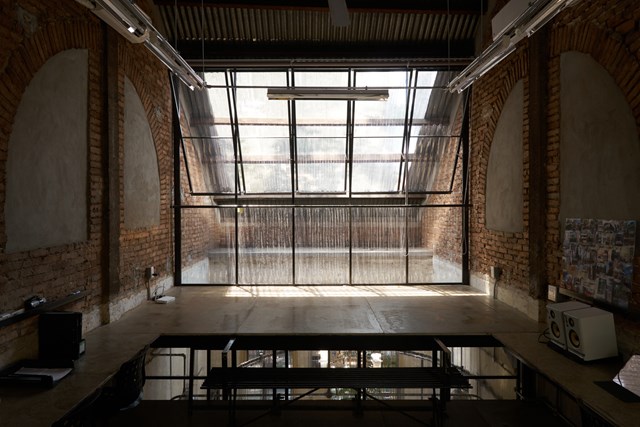 Kiến tr&uacute;c sư quyết định ch&egrave;n một kết cấu th&eacute;p v&agrave;o tường, tăng cường kh&ocirc;ng gian l&agrave;m việc ch&iacute;nh ở tầng tr&ecirc;n để ngắm những c&acirc;y cổ thụ thế kỷ. Đồng thời, cấu tr&uacute;c m&aacute;i nh&agrave; được loại bỏ trần bị hư bằng xi măng v&agrave; lưới th&eacute;p thủ c&ocirc;ng.&nbsp;