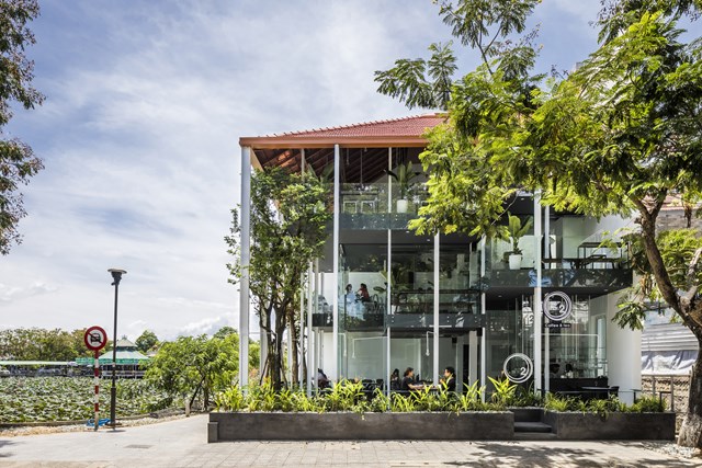 Qu&aacute;n c&agrave; ph&ecirc; tọa lạc tại TP Huế, tr&ecirc;n diện t&iacute;ch 120 m2 với 2 mặt tiền gi&aacute;p l&agrave; đường v&agrave; hồ nước lớn. Vị tr&iacute; của khu đất nằm trong khu d&acirc;n cư c&oacute; đặc điểm văn h&oacute;a lịch sử đặc biệt - khu d&acirc;n cư cạnh Đại Nội - Cố đ&ocirc; Huế.