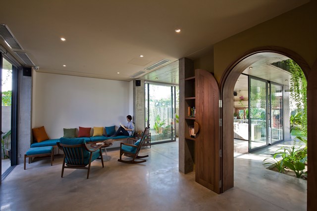 Đ&acirc;y l&agrave; ph&ograve;ng sinh hoạt chung tại SKB. V&agrave;o m&ugrave;a h&egrave;, c&acirc;y cối xung quanh đ&oacute;ng vai tr&ograve; như một chiếc điều h&ograve;a kh&ocirc;ng kh&iacute; tự nhi&ecirc;n gi&uacute;p ng&ocirc;i nh&agrave; lu&ocirc;n m&aacute;t mẻ.