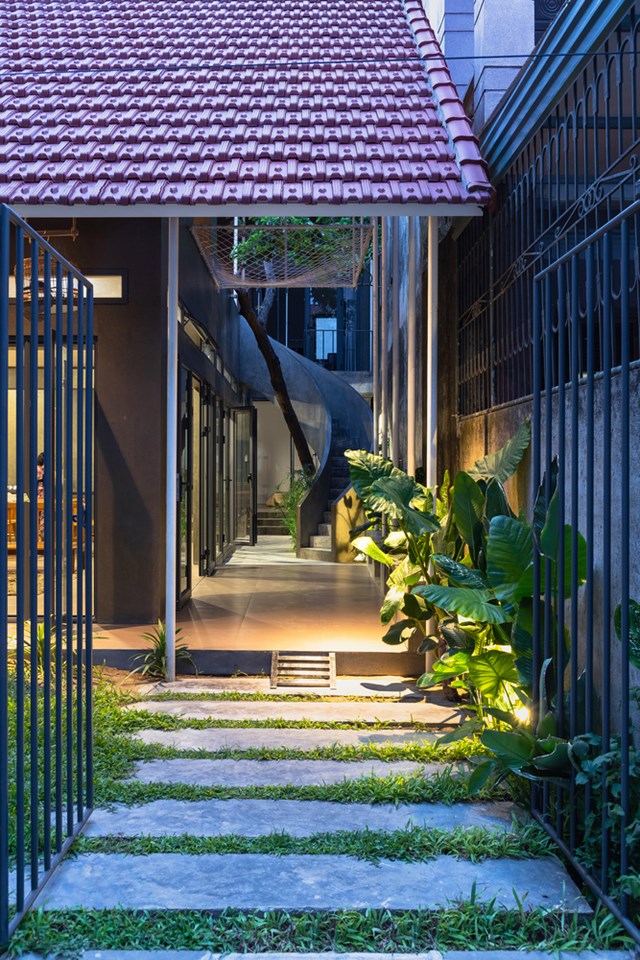 Lối v&agrave;o nh&agrave; vườn Coong nh&igrave;n v&agrave;o ban đ&ecirc;m.