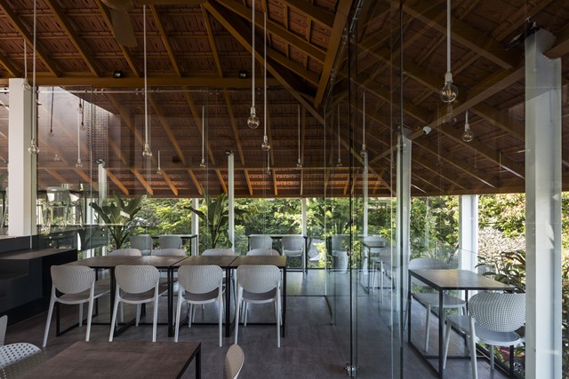 Quán cà phê 3 tầng có thể tháo rời ở Huế - Ảnh 1