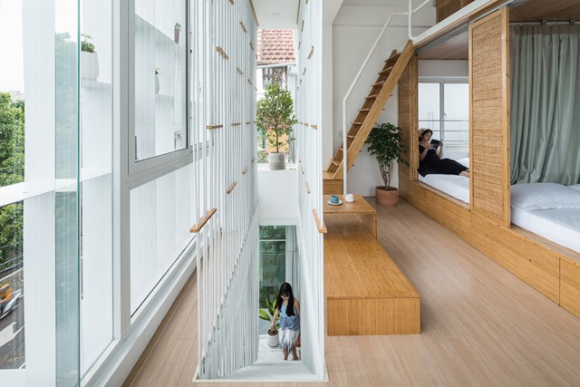 Cầu thang xoắn ốc cũ của Tiam được thay thế bằng cầu thang thẳng đứng vừa tối ưu h&oacute;a kh&ocirc;ng gian vừa dễ d&agrave;ng di chuyển. Ngo&agrave;i ra hệ d&acirc;y văng thay thế lan can giống như &ldquo;lớp r&egrave;m&rdquo; để che đi ph&ograve;ng ngủ.