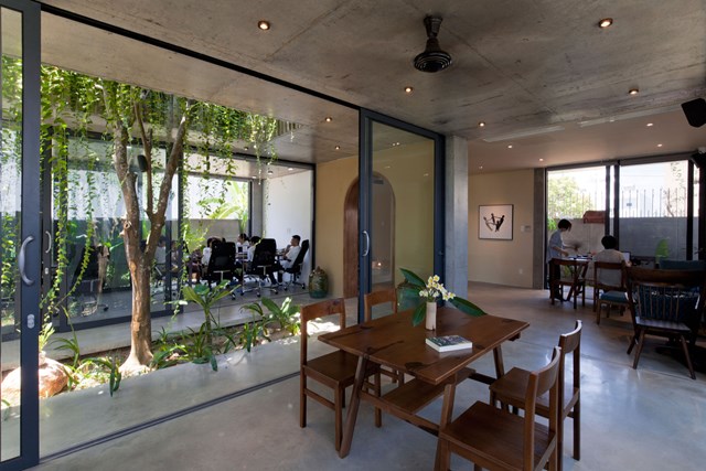 Ph&ograve;ng sinh hoạt chung v&agrave; văn ph&ograve;ng nh&igrave;n từ ph&ograve;ng ăn của SKB