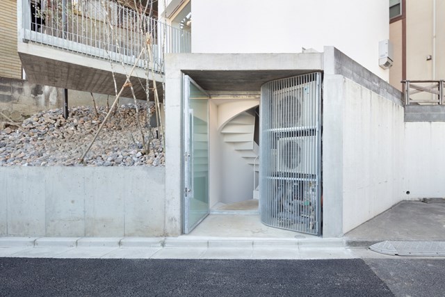 Ng&ocirc;i nh&agrave; l&agrave; một c&ocirc;ng tr&igrave;nh th&aacute;p gồm 2 tầng ngầm v&agrave; 2 tầng tr&ecirc;n mặt đất. &Aacute;nh s&aacute;ng, kh&ocirc;ng kh&iacute; trong căn nh&agrave; lưu th&ocirc;ng th&ocirc;ng qua một khoảng trống nhỏ nằm ở g&oacute;c của mỗi ph&ograve;ng.