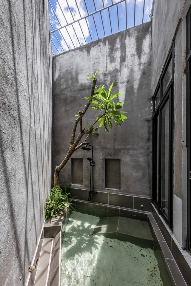 Ngo&agrave;i vai tr&ograve; của một tiểu cảnh, hồ nước nhỏ ph&iacute;a sau c&ograve;n c&oacute; t&aacute;c dụng mang lại cảm gi&aacute;c m&aacute;t mẻ.