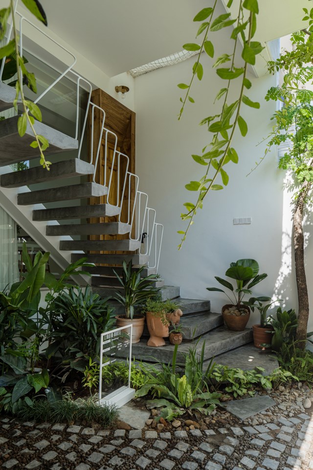 Tận dụng thi&ecirc;t kế giếng trời v&agrave; hệ thống th&ocirc;ng gi&oacute; ph&iacute;a sau, gia chủ đ&atilde; bố tr&iacute; những khu vườn trong nh&agrave; để tạo ra kh&ocirc;ng gian sống xanh. Khu vườn đ&oacute;ng vai tr&ograve; điều h&ograve;a kh&ocirc;ng kh&iacute; tự nhi&ecirc;n v&agrave; giảm lượng bức xạ nhiệt từ mặt trời.