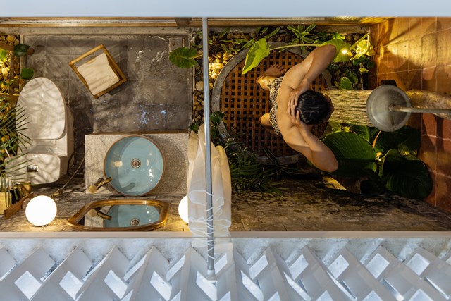 Khu vườn cũng đem đến tầm nh&igrave;n tho&aacute;ng đ&atilde;ng từ ph&ograve;ng ngủ v&agrave; ph&ograve;ng tắm.