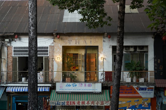 Cầu thang xoắn ốc kết nối theo chiều dọc kh&ocirc;ng gian từ tầng tr&ecirc;n xuống tầng dưới, trong nh&agrave; với ngo&agrave;i trời, cũ với mới...