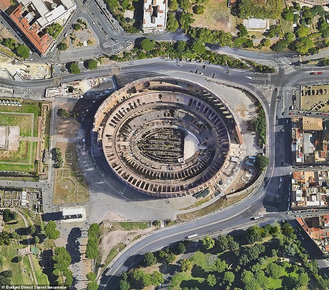 Đấu trường La M&atilde; của Rome (Italy) được x&acirc;y dựng từ năm 72 đến năm 80 v&agrave; l&agrave; giảng đường lớn nhất tr&ecirc;n thế giới. Nơi đ&acirc;y từng tổ chức c&aacute;c cuộc săn bắt động vật v&agrave; cuộc chiến giữa c&aacute;c đấu sĩ. L&uacute;c mới x&acirc;y xong, đầu trường c&oacute; c&ocirc;ng suất chứa 50.000 kh&aacute;n giả.