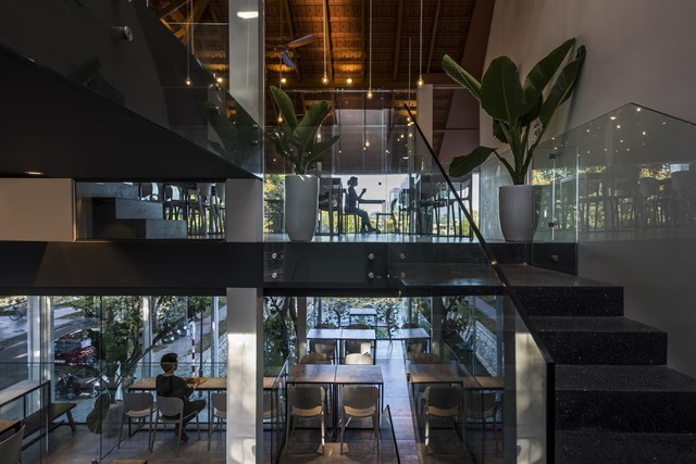 Kết cấu c&ocirc;ng tr&igrave;nh chủ yếu sử dụng khung th&eacute;p chịu lực cho c&aacute;c vị tr&iacute; cột, m&aacute;i, s&agrave;n sử dụng.