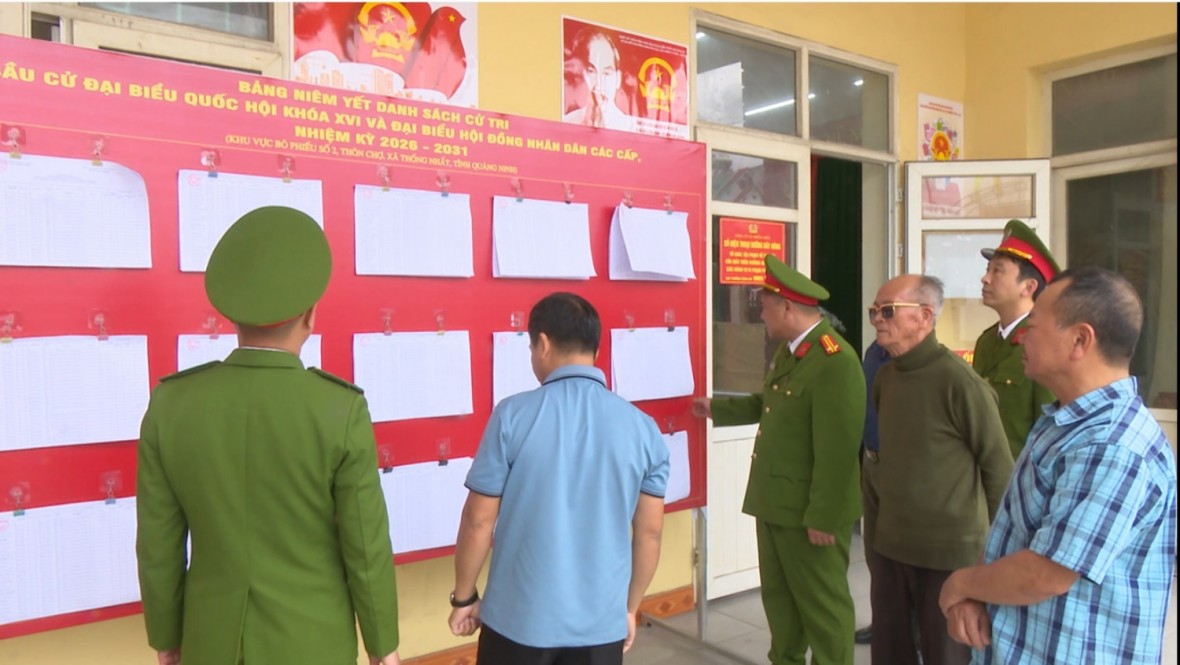 Lực lượng Công an cơ sở phối hợp rà soát danh sách cử tri.