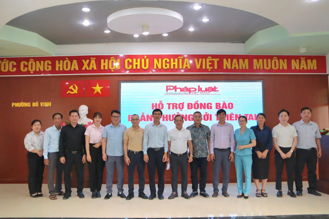Báo Pháp luật Việt Nam trao 350 triệu đồng hỗ trợ người dân vùng lũ Khánh Hòa Đoàn công tác của Báo Pháp luật Việt Nam chụp ảnh lưu niệm với lãnh đạo phường Đô Vinh.