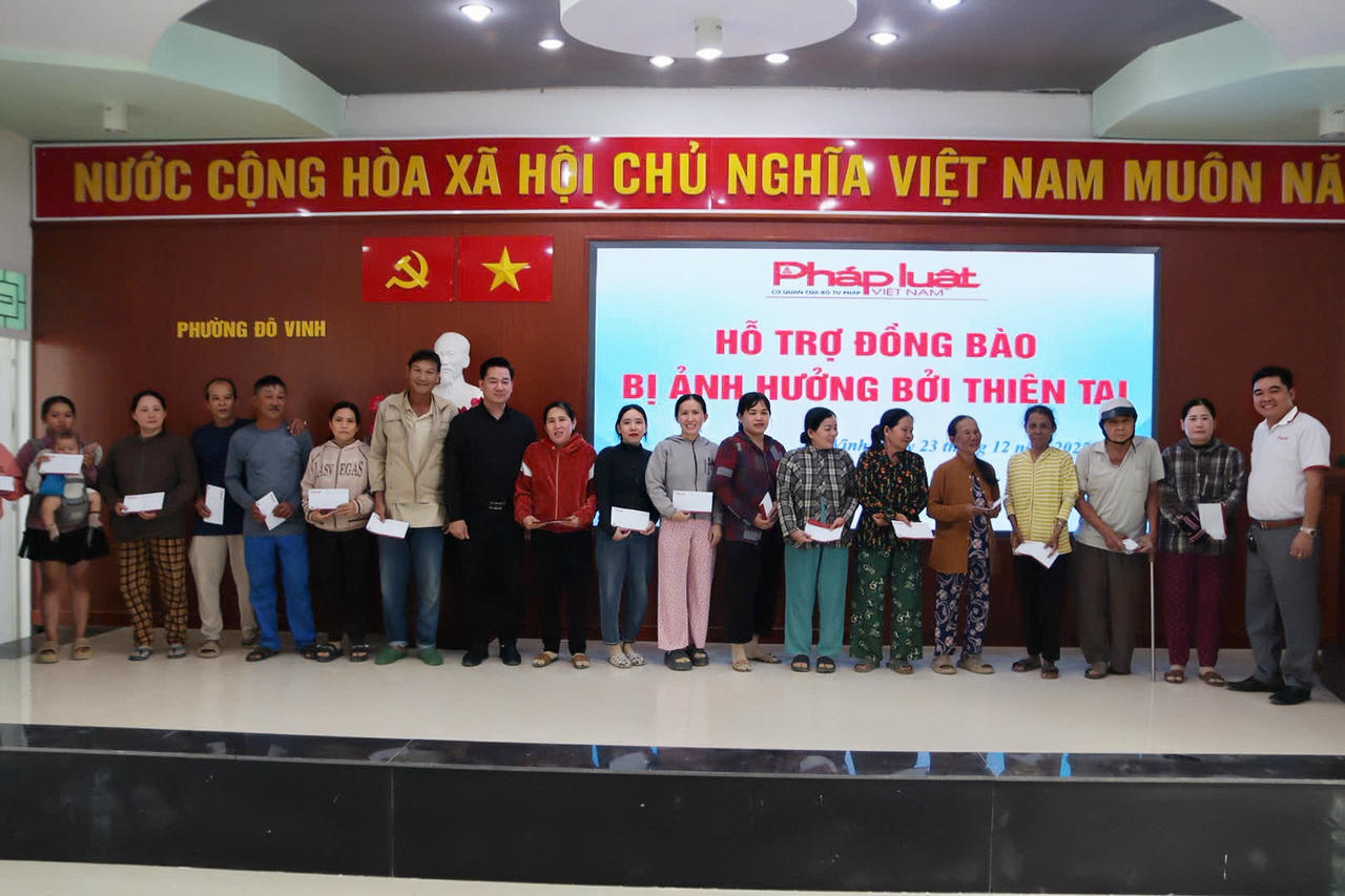 Báo Pháp luật Việt Nam trao 350 triệu đồng hỗ trợ người dân vùng lũ Khánh Hòa Báo Pháp luật Việt Nam trao 350 triệu đồng hỗ trợ người dân vùng lũ Khánh Hòa
