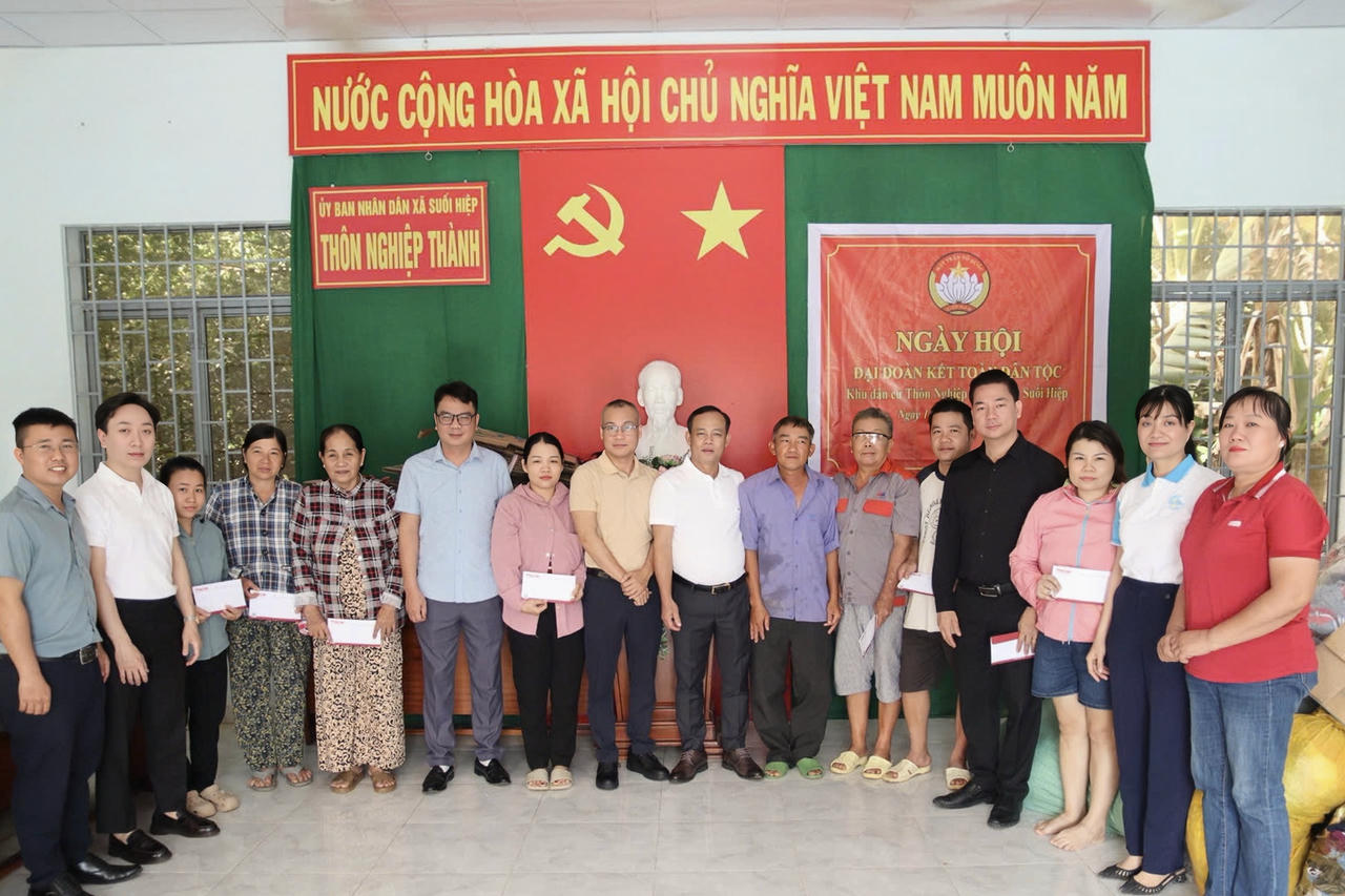 Báo Pháp luật Việt Nam trao 350 triệu đồng hỗ trợ người dân vùng lũ Khánh Hòa Báo PLVN trao quà cho người dân xã Suối Hiệp bị thiệt hại nặng do mưa lũ.