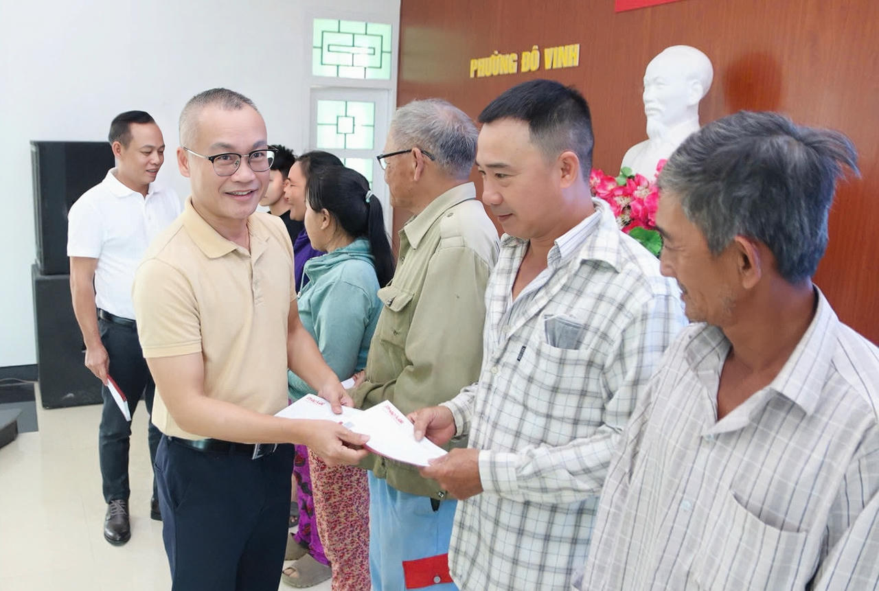 Báo Pháp luật Việt Nam trao 350 triệu đồng hỗ trợ người dân vùng lũ Khánh Hòa Nhà báo Trần Ngọc Hà – Phó Tổng Biên tập Báo PLVN trao quà cho người dân phường Đô Vinh.